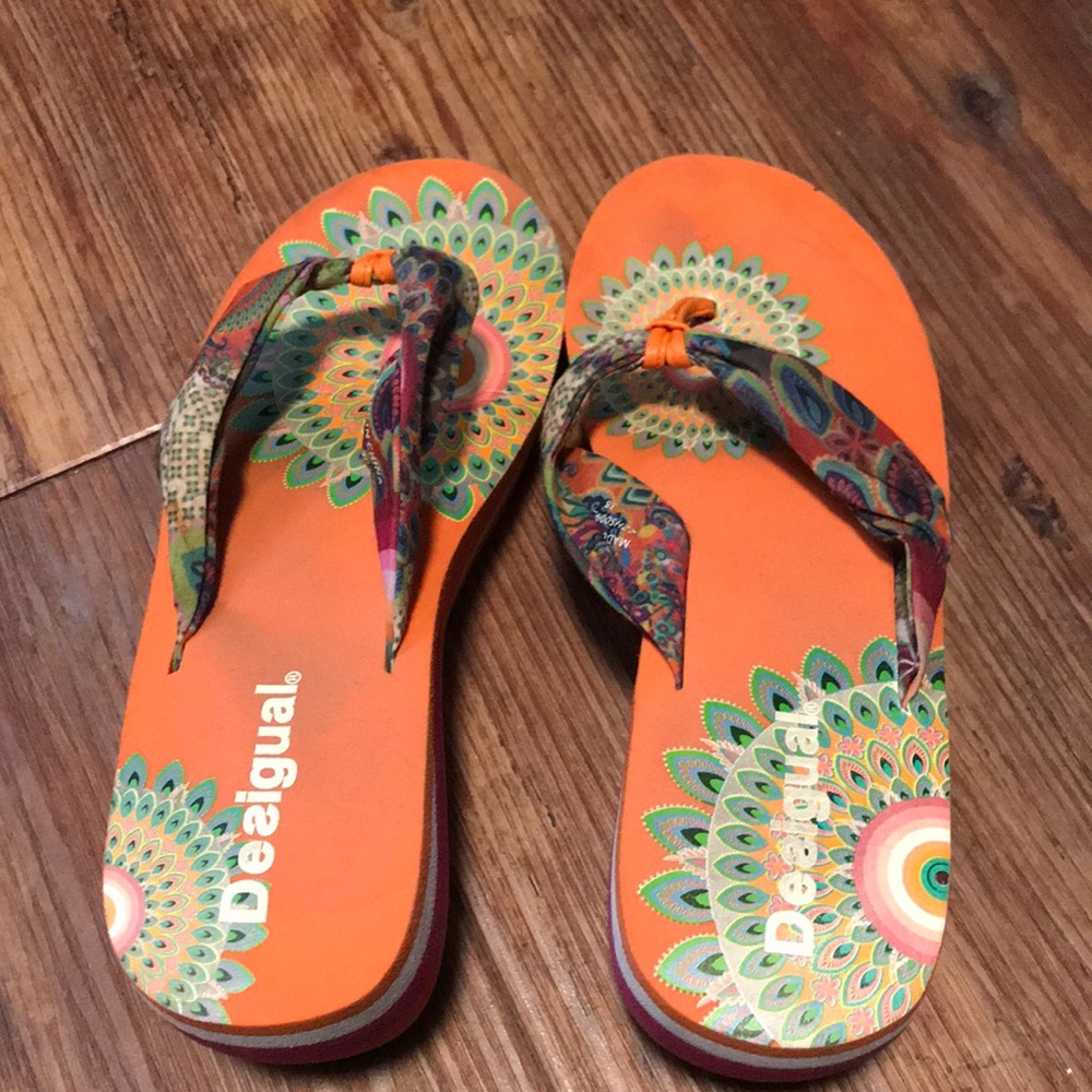 Desigual wedge flip flops